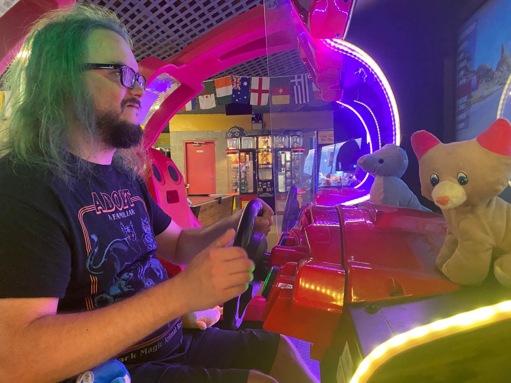 A man with green hair plays a modern driving game, Photo 7